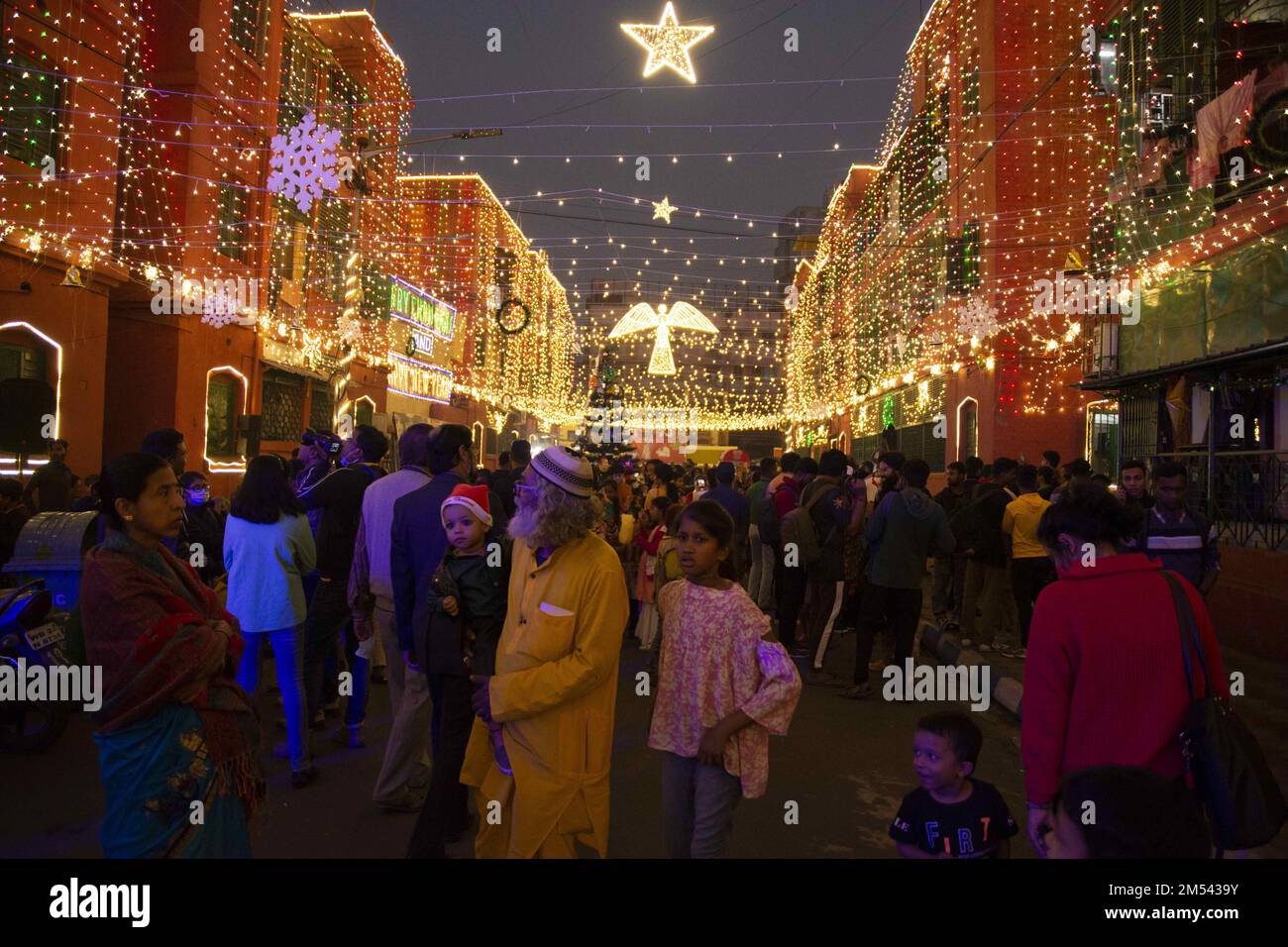 Kolkata, Bengala Occidentale, India. 24th Dec, 2022. È Natale a Kolkata. Kolkata è tra le città del mondo, dove il Natale è celebrato con tanta pomp e gioia, diventa una delle città più misericordiose in questo periodo. Jingle campane, luci, canzoni di Natale, musica, cibo appetitoso, Gli alberi, gli alti spiriti della gente, i regali, i regali e l'aroma della torta di frutta e dei dolci, rendono la città della gioia più vivace e luminosa durante la stagione di Natale. Le celebrazioni natalizie rendono stravagante l'atmosfera festiva, non solo come cristiani, ma come persone di diverse comunità, ce Foto Stock