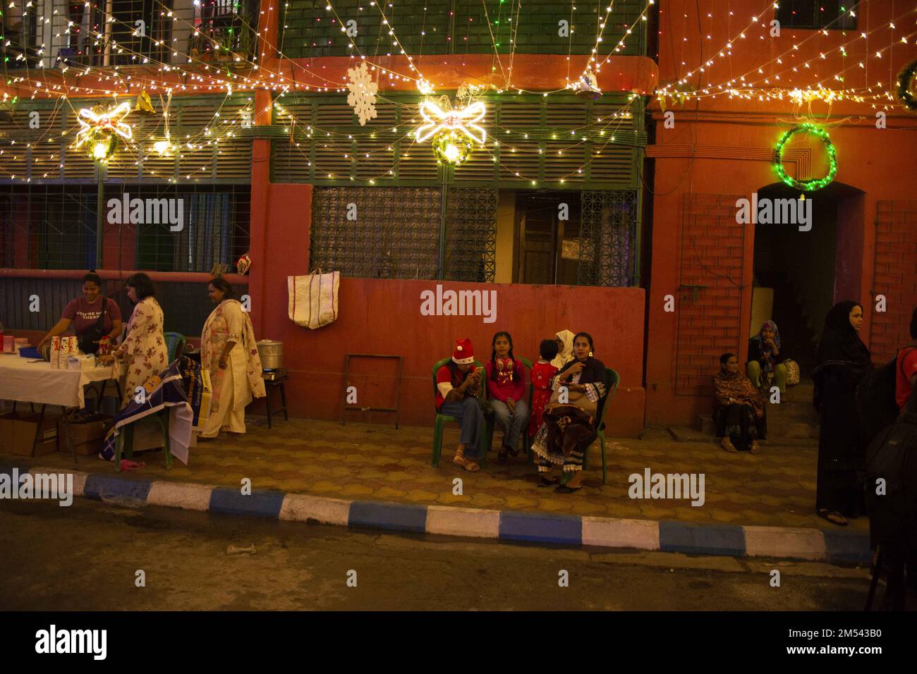 Kolkata, Bengala Occidentale, India. 24th Dec, 2022. È Natale a Kolkata. Kolkata è tra le città del mondo, dove il Natale è celebrato con tanta pomp e gioia, diventa una delle città più misericordiose in questo periodo. Jingle campane, luci, canzoni di Natale, musica, cibo appetitoso, Gli alberi, gli alti spiriti della gente, i regali, i regali e l'aroma della torta di frutta e dei dolci, rendono la città della gioia più vivace e luminosa durante la stagione di Natale. Le celebrazioni natalizie rendono stravagante l'atmosfera festiva, non solo come cristiani, ma come persone di diverse comunità, ce Foto Stock