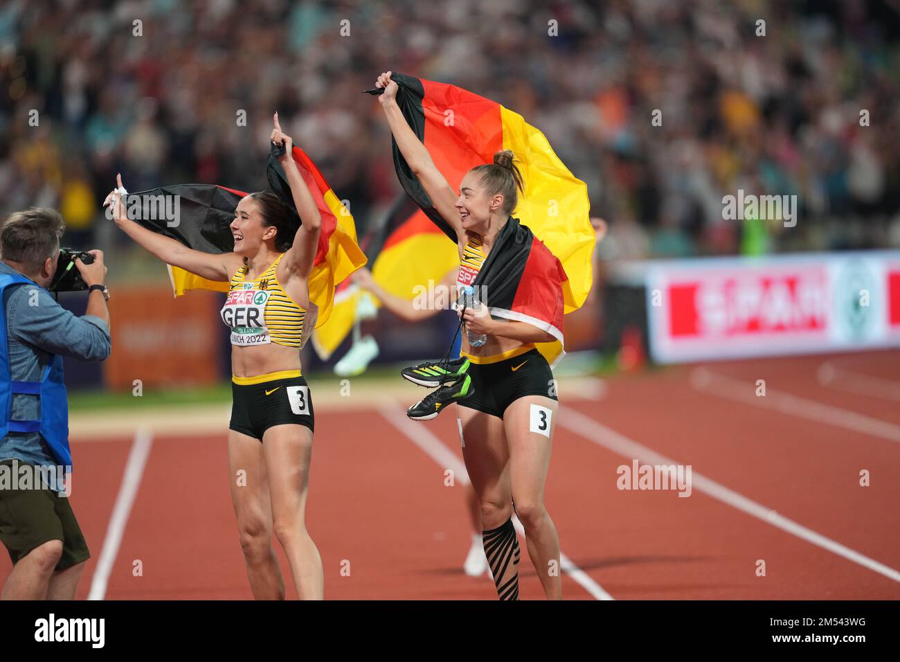 Medaglia d'oro femminile 4x100 Relay (Gina Luckenkemper, Rebekka Hasse). Campionato europeo di Monaco 2022 Foto Stock