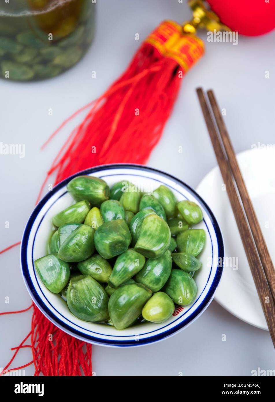 BINZHOU, CINA - 25 DICEMBRE 2022 - l'aglio di Laba è visto in Binzhou, provincia di Shandong della Cina orientale, 25 dicembre 2022. L'aglio LABA è uno spuntino tradizionale Foto Stock