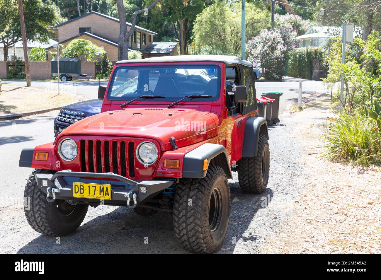 Jeep Wrangler Sport realizzato nel 2000 in rosso parcheggiato a Sydney, NSW, Australia con grasso fuoristrada 4x4 Foto Stock