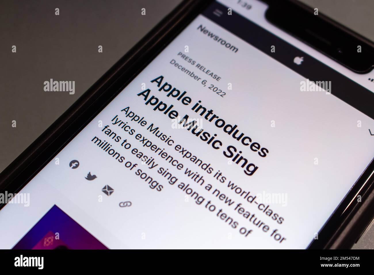Apple presenta Apple Music Sing dalla pagina Newsroom di iPhone. Apple Music Sing è una nuova funzionalità per cantare insieme ai brani con l'abbonamento Apple Music Foto Stock