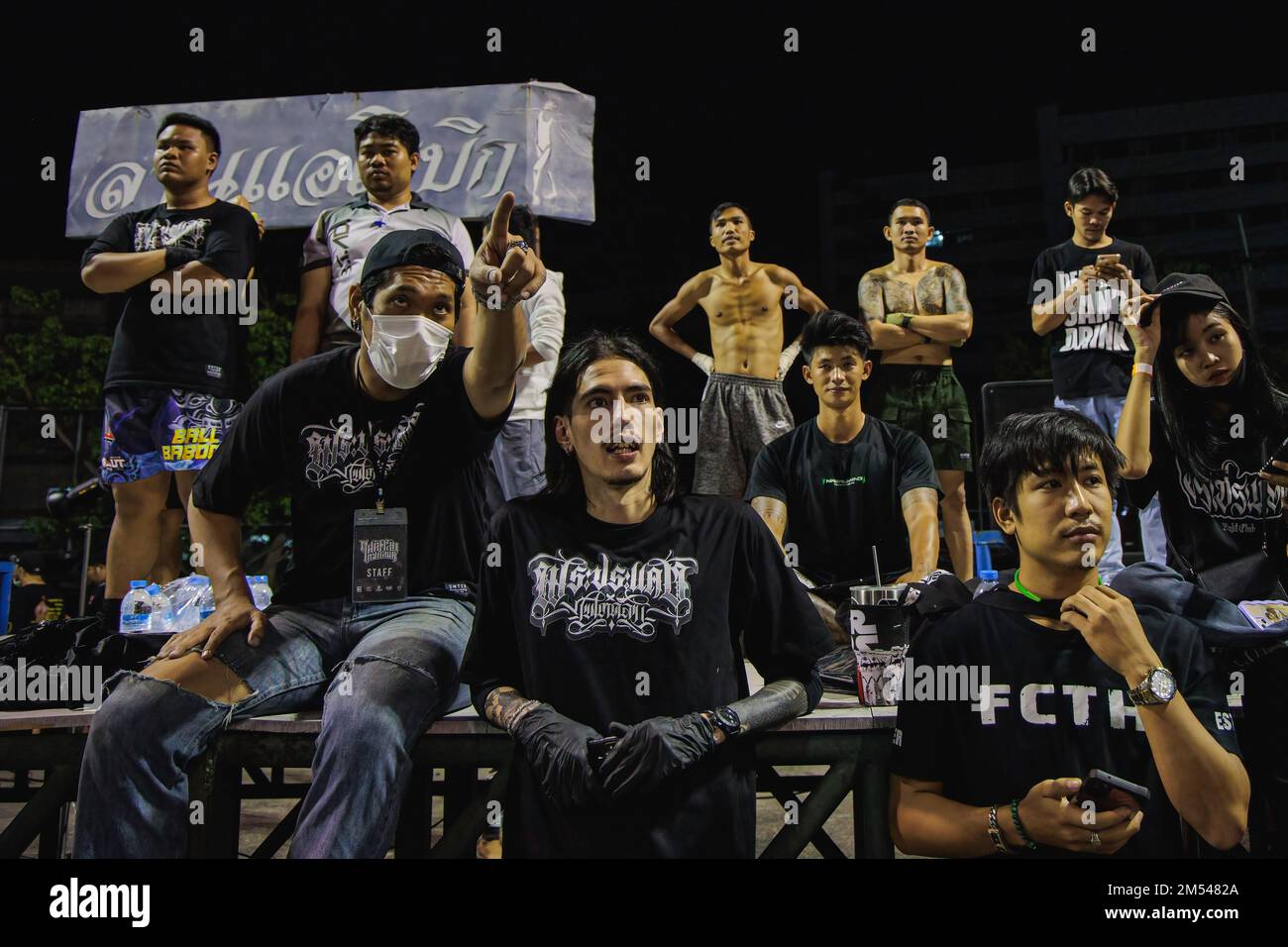 I membri dello staff del Fight Club Thailand hanno visto guardare la lotta al Bangmot Sport Training Center. A causa del popolare film Fight Club nel 1999, Fight Club Thailandia ha iniziato nel 2016 e ha reso la comunità di appassionati di sport di combattimento attraverso il gruppo Facebook, quindi ha riunito le persone e tenuto il ring di combattimento sotterraneo. Le regole di questo anello di combattimento sotterraneo sono semplicemente basate su "non fare nemico fare amici". I dettagli includono: Non sfidare la lotta al di fuori del club di lotta, non fare un matching da soli, non fare nemico, se sei un atleta di combattimento professionale non partecipare (on Foto Stock
