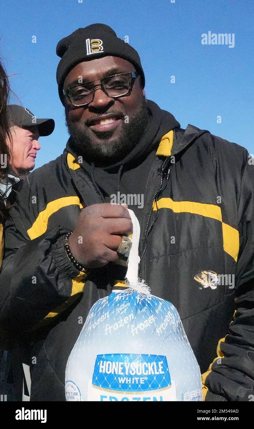 St Louis, Stati Uniti. 19th Nov 2022. L'ex Detroit Lions Demetrious Johnson mostrato in questo 19 novembre 2022 file foto che distribuisce tacchini Thanksgiving Day, è morto di complicazioni da una dissezione aortica, una rara condizione cardiaca, il 24 dicembre 2022. Johnson (61) ha giocato quattro anni con Detroit e un anno con Miami. La Demetrious Foundation ha consegnato ogni anno oltre 3.000 tacchini alle famiglie svantaggiate per il giorno del Ringraziamento. File foto di Bill Greenblatt/UPI Credit: UPI/Alamy Live News Foto Stock