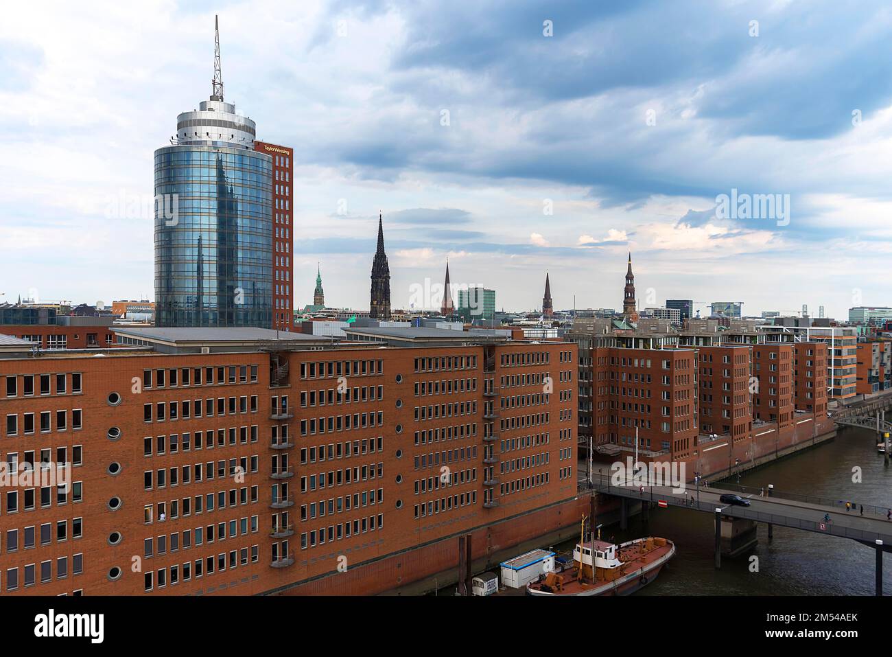 Vista delle chiese di Amburgo dalla sala concerti Elbe Philharmonic Hall, sulla sinistra lo studio legale internazionale Taylor Wessing, Amburgo, Germania Foto Stock