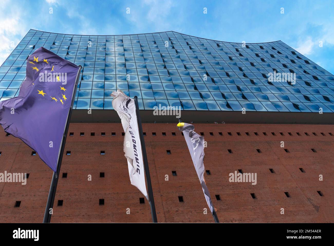 Bandiera europea di fronte alla Elbphilkharmonie, Amburgo, Germania Foto Stock