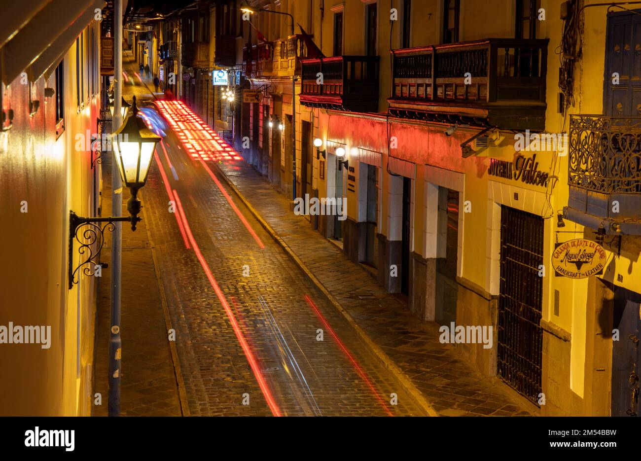 Vista dal balcone dell'hotel del vicolo di ciottoli di notte, edifici storici, Plaza Santo Domingo, Cusco, Perù Foto Stock