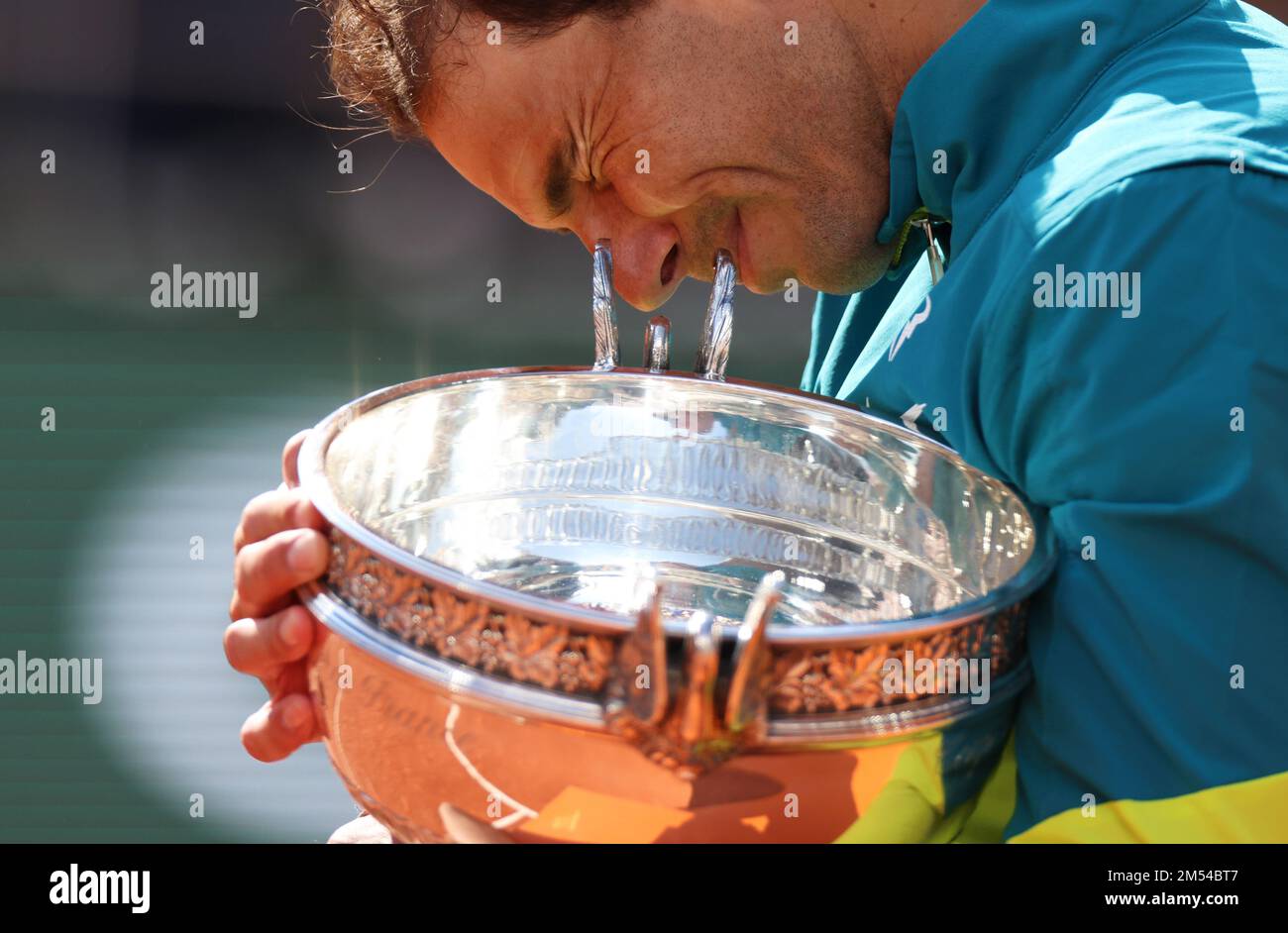 Pechino, Cina. 5th giugno, 2022. File foto scattata il 5 giugno 2022 mostra Rafael Nadal di Spagna tiene il suo trofeo durante la cerimonia di premiazione dopo la partita finale maschile di single tra Rafael Nadal di Spagna e Casper Ruud di Norvegia al torneo di tennis French Open al Roland Garros di Parigi, Francia. Nadal ha vinto il suo titolo Open Francese del 14th, facendogli il primo giocatore dell'era Open a vincere 22 titoli da uomo Grand Slam. Credit: Gao Jing/Xinhua/Alamy Live News Foto Stock