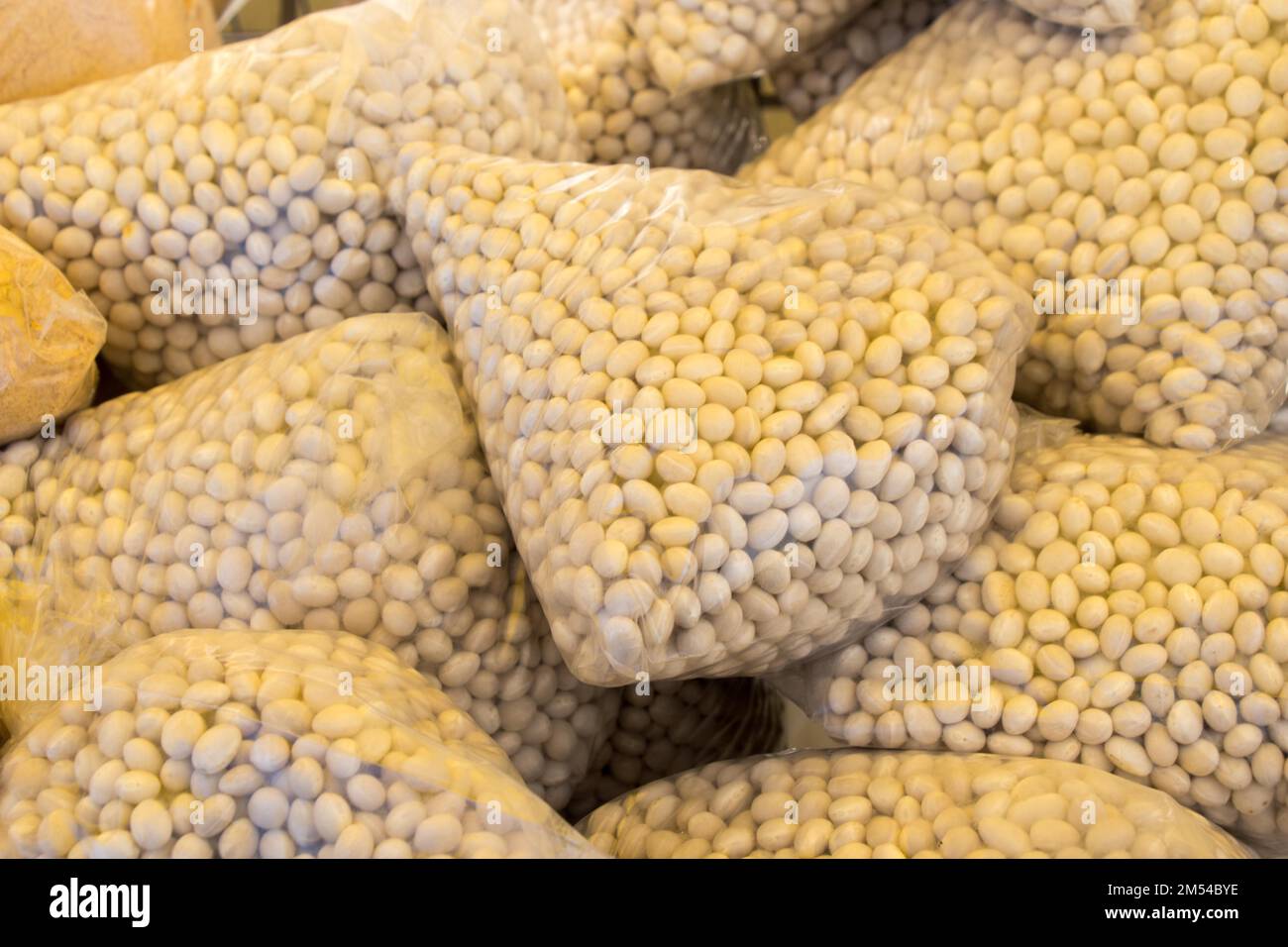 Fagioli bianchi in imballaggi di plastica nella vista Foto Stock