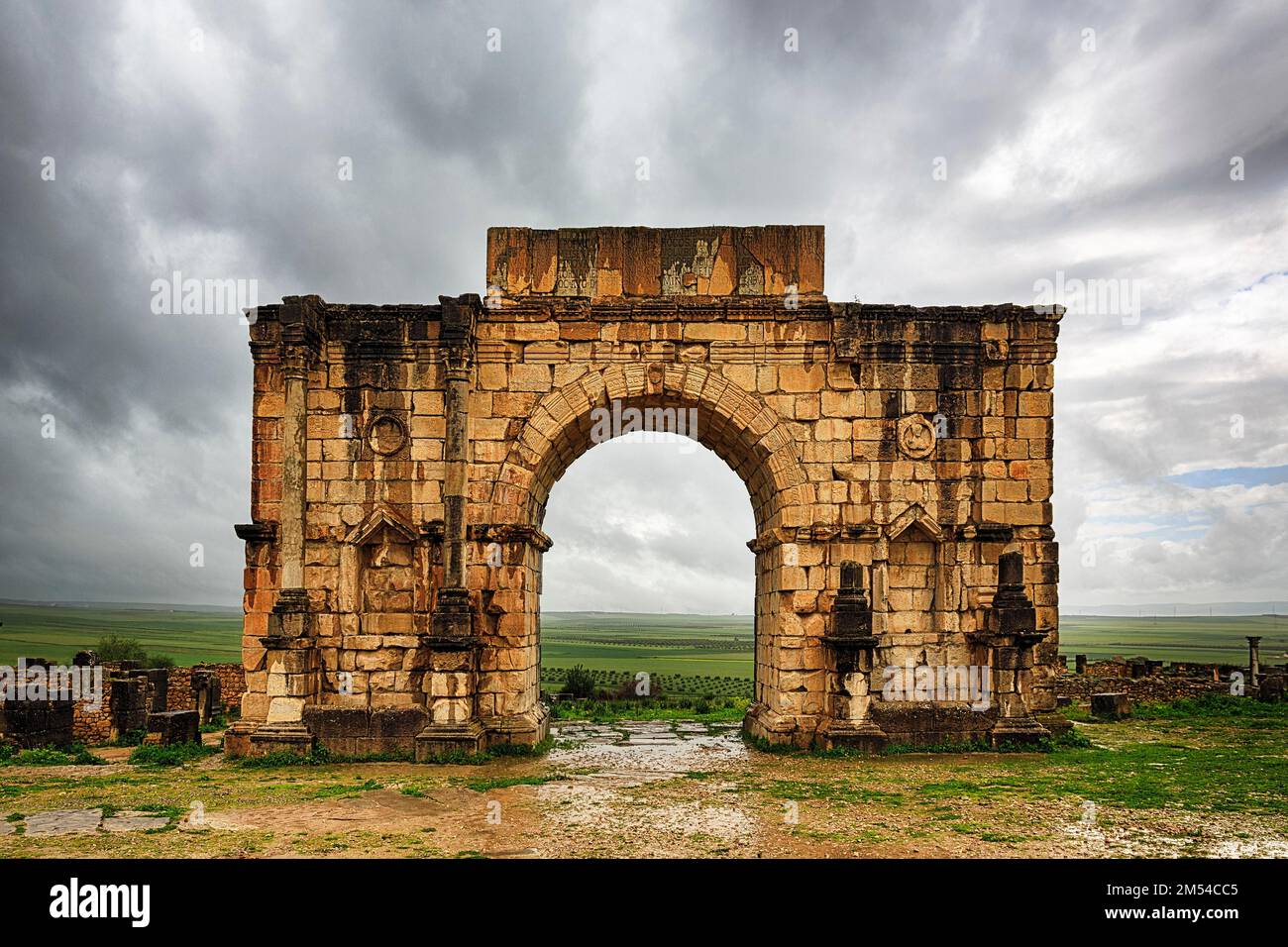 Arco di Caracalla, arco trionfale e porta d'ingresso alla città del 3rd ° secolo, rovine romane di Volubilis, patrimonio dell'umanità dell'UNESCO, sovrastato, Meknes Foto Stock