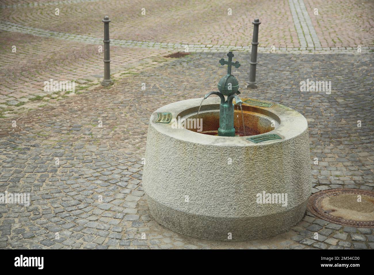 Tre sorgenti medicinali Fontana calda, Fontana del latte e Justus von Liebig Fontana con Orb Imperiale e bacino d'acqua di pietra rotonda, sorgente medicinale Foto Stock