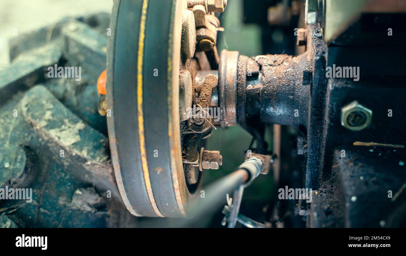Puleggia del trattore con due cinghie ravvicinate. Trattore per agricoltura, macchine agricole Foto Stock