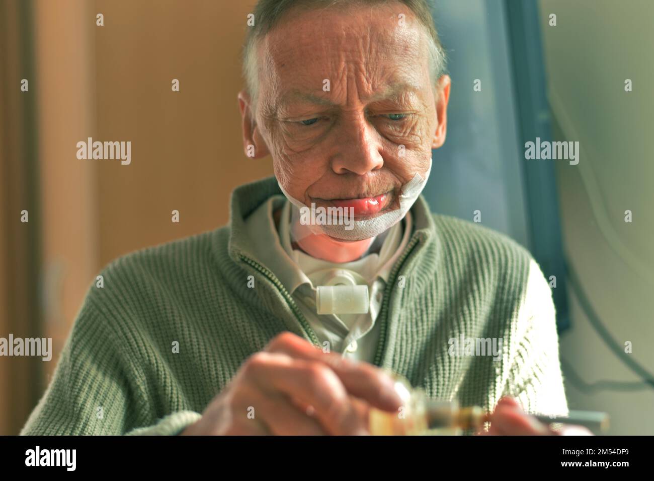 L'Hospice Madre Teresa offre ai suoi ospiti una casa dignitosa in un nuovo ambiente amichevole per i pazienti nella loro ultima fase della vita. Questo paziente Foto Stock