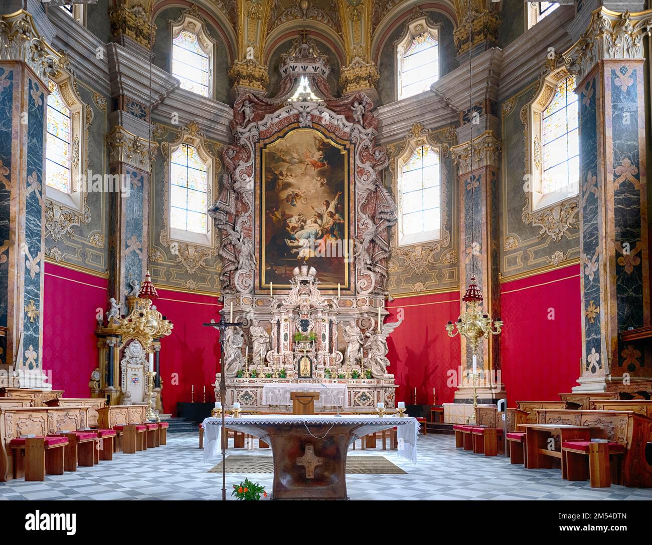 Vista interna, altare maggiore con il dipinto di Michelangelo Unterberger, Cattedrale dell'Assunzione di Maria e S. Cassiano, Cattedrale di Bressanone Foto Stock