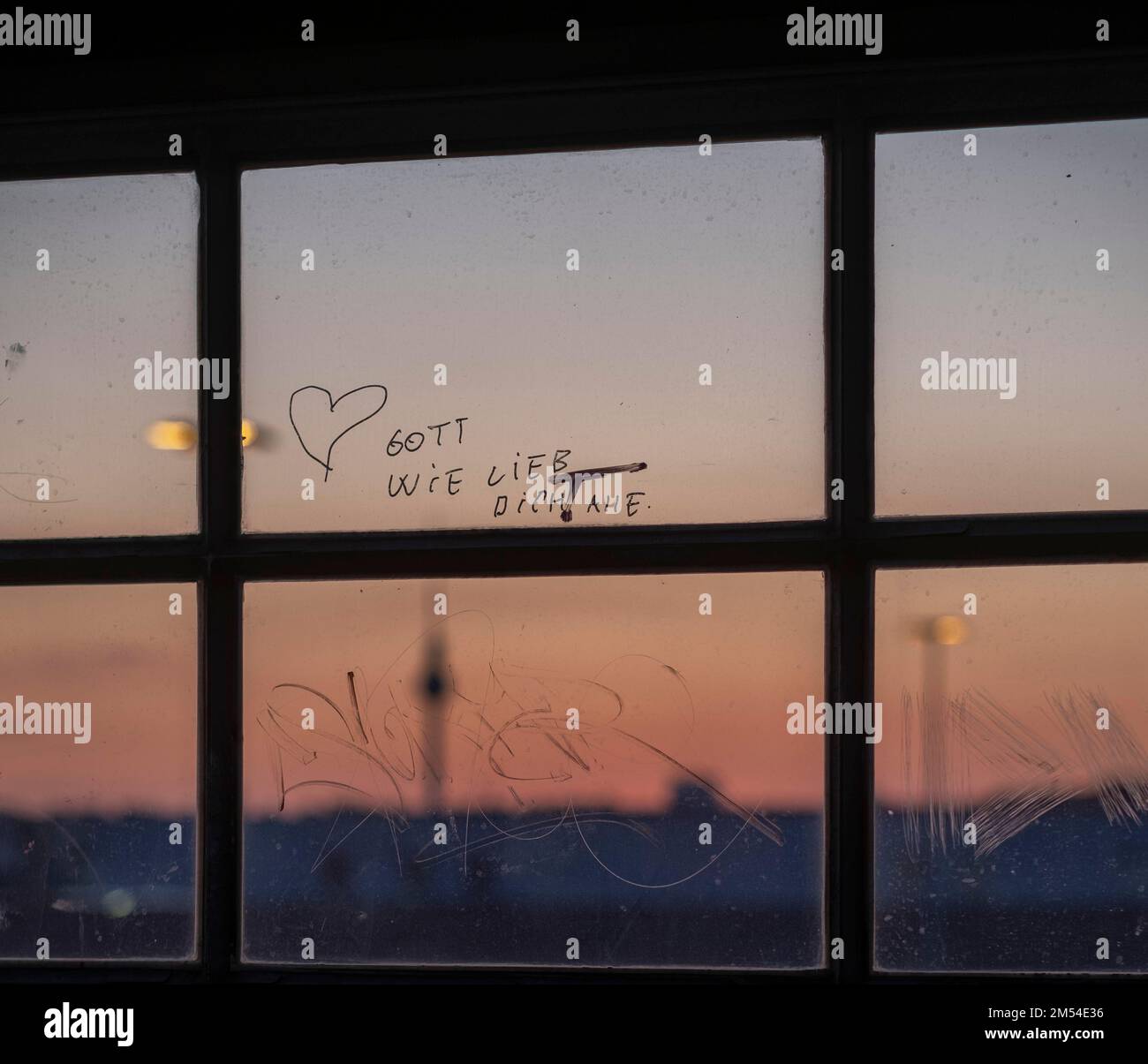 Dio come amate tutti voi . . Germania, Berlino, 16. 03. 2020, S, stazione di Storkower Strasse, cavalcavia, passerella pedonale Foto Stock