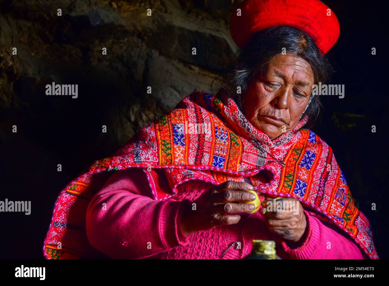 Donna indiana Quechua in abito tradizionale, Ande, Ollantaytambo, Valle di Urubamba, vicino Cusco, Perù, Sud America Foto Stock