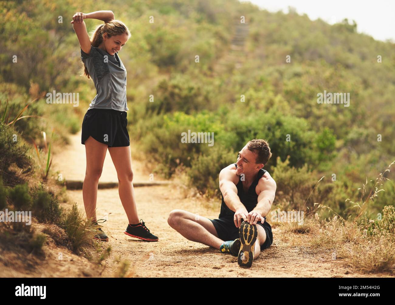 Pronti a lavorare i loro muscoli. una giovane coppia sportiva che si allunga prima di una corsa all'aperto. Foto Stock