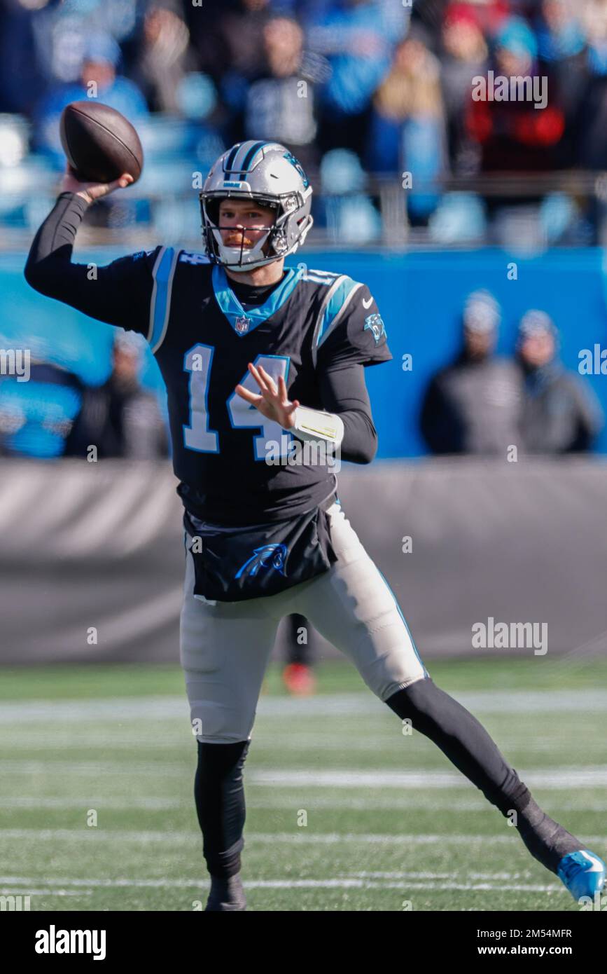 Charlotte, NC USA; il quartback Sam Darnold (14) della Carolina Panthers passa la palla durante una partita NFL contro i Detroit Lions alla Bank of America Stad Foto Stock