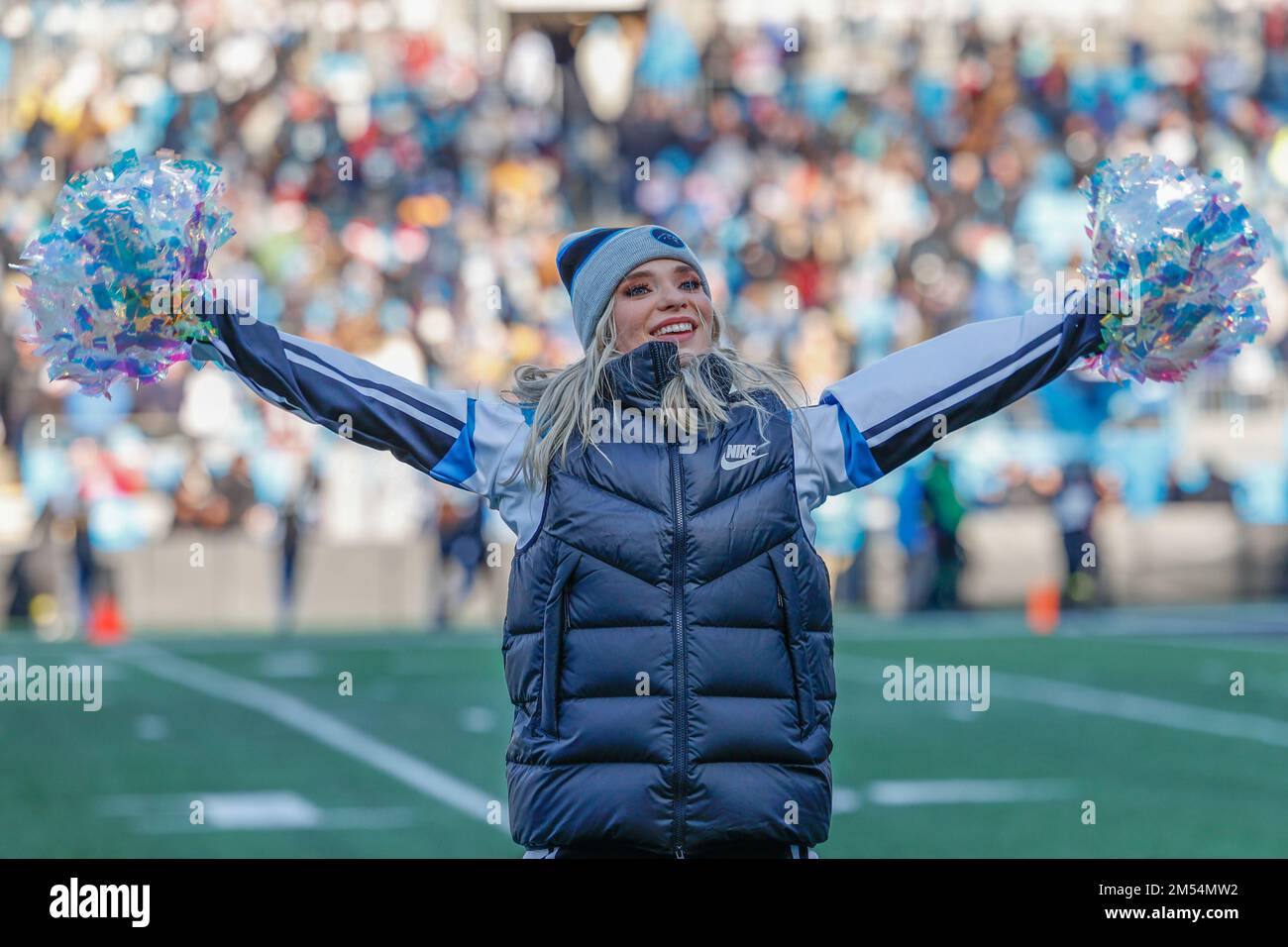 Charlotte, NC USA; Emma, cheerleader del Carolina Panthers, festeggiava durante una partita NFL contro i Detroit Lions allo stadio Bank of America, sabato, Dee Foto Stock