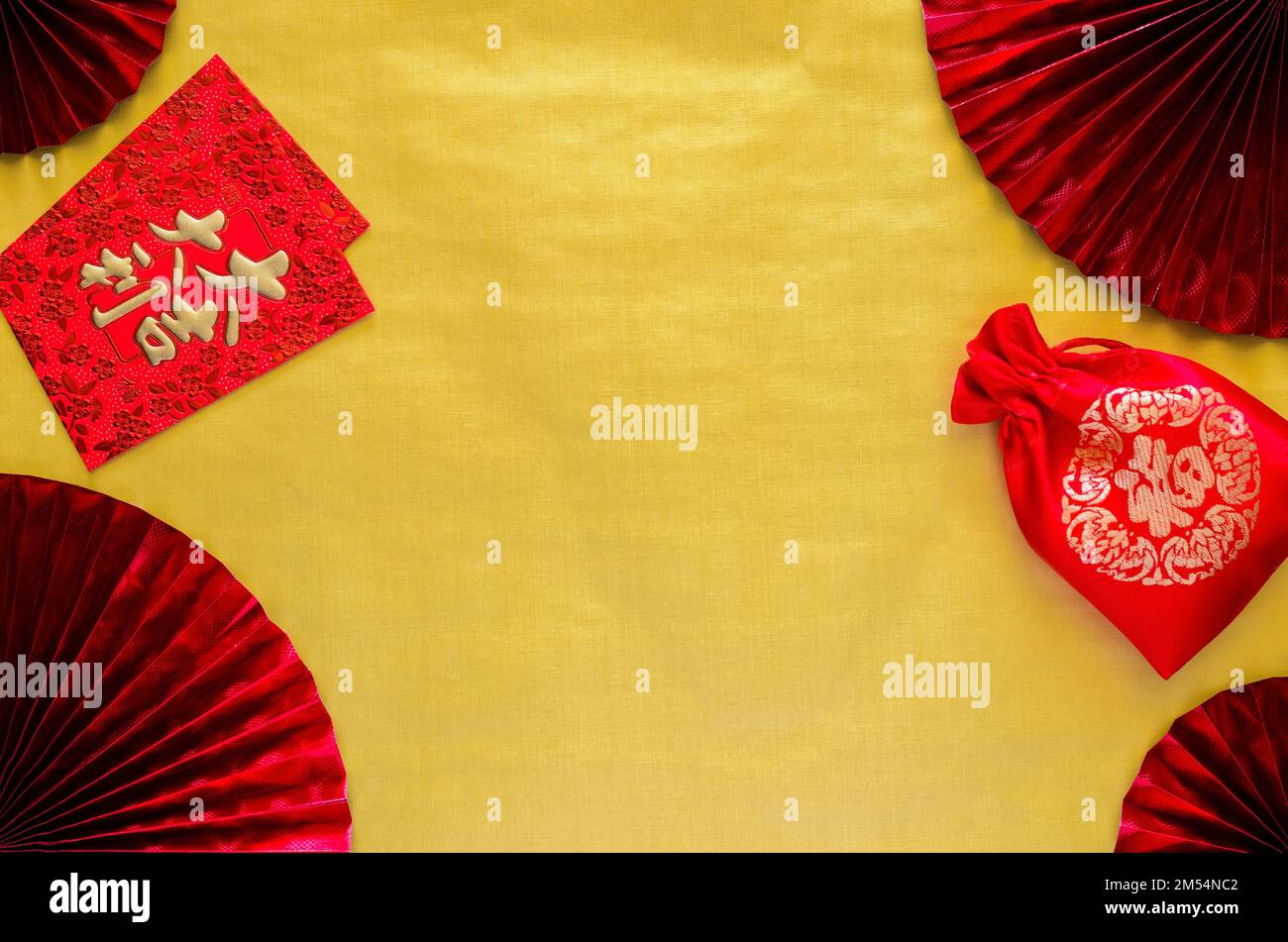 Concetto cinese di sfondo anno nuovo con buste rosse o ang bao (parola di buon auspicio) e borsa rossa (parola di ricchezza media) su oro spazio vuoto backgr Foto Stock