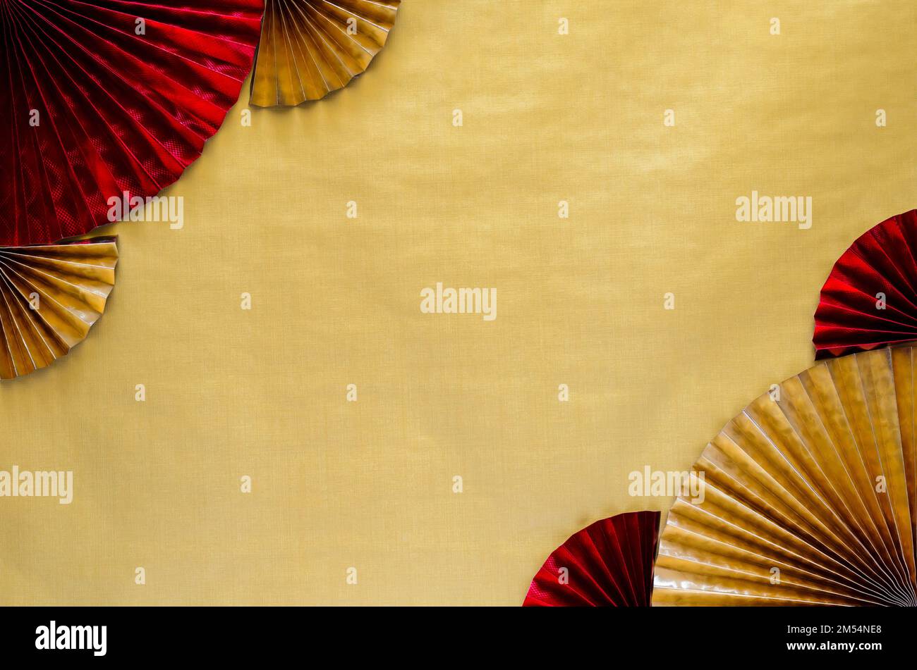 Concetto cinese di sfondo di nuovo anno con i ventilatori orientali rossi e dorati sullo sfondo dorato vuoto dello spazio. Foto Stock