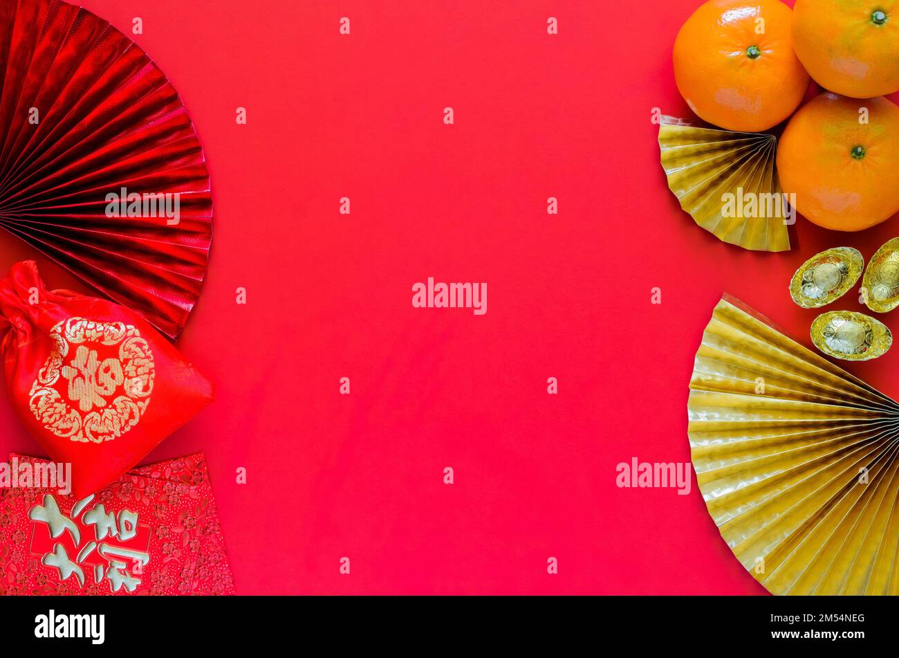 Concetto cinese di nuovo anno con buste rosse o ang bao (parola auppice media), borsa rossa (parola ricchezza media), lingotti e arance su sfondo rosso wi Foto Stock