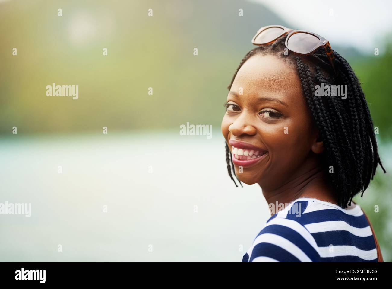 Si sente bene per ottenere un po 'di aria fresca. Ritratto di una giovane donna sorridente in piedi fuori in Thailandia. Foto Stock