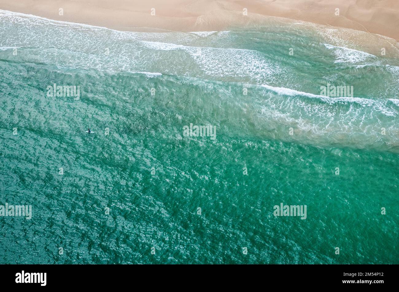 Aereo dall'elicottero che mostra il surfista in attesa di onde alla spiaggia di Tai WAN, Sai Kung East Country Park, Hong Kong Foto Stock