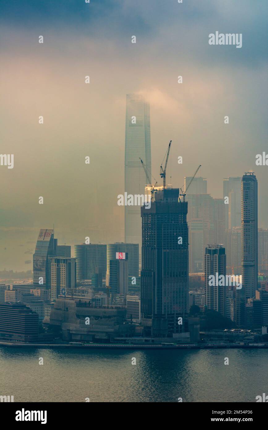 La nebbia marina che precede una tempesta imminente si combina con lo smog per convogliare lo skyline di Kowloon, Hong Kong, 2016 Foto Stock
