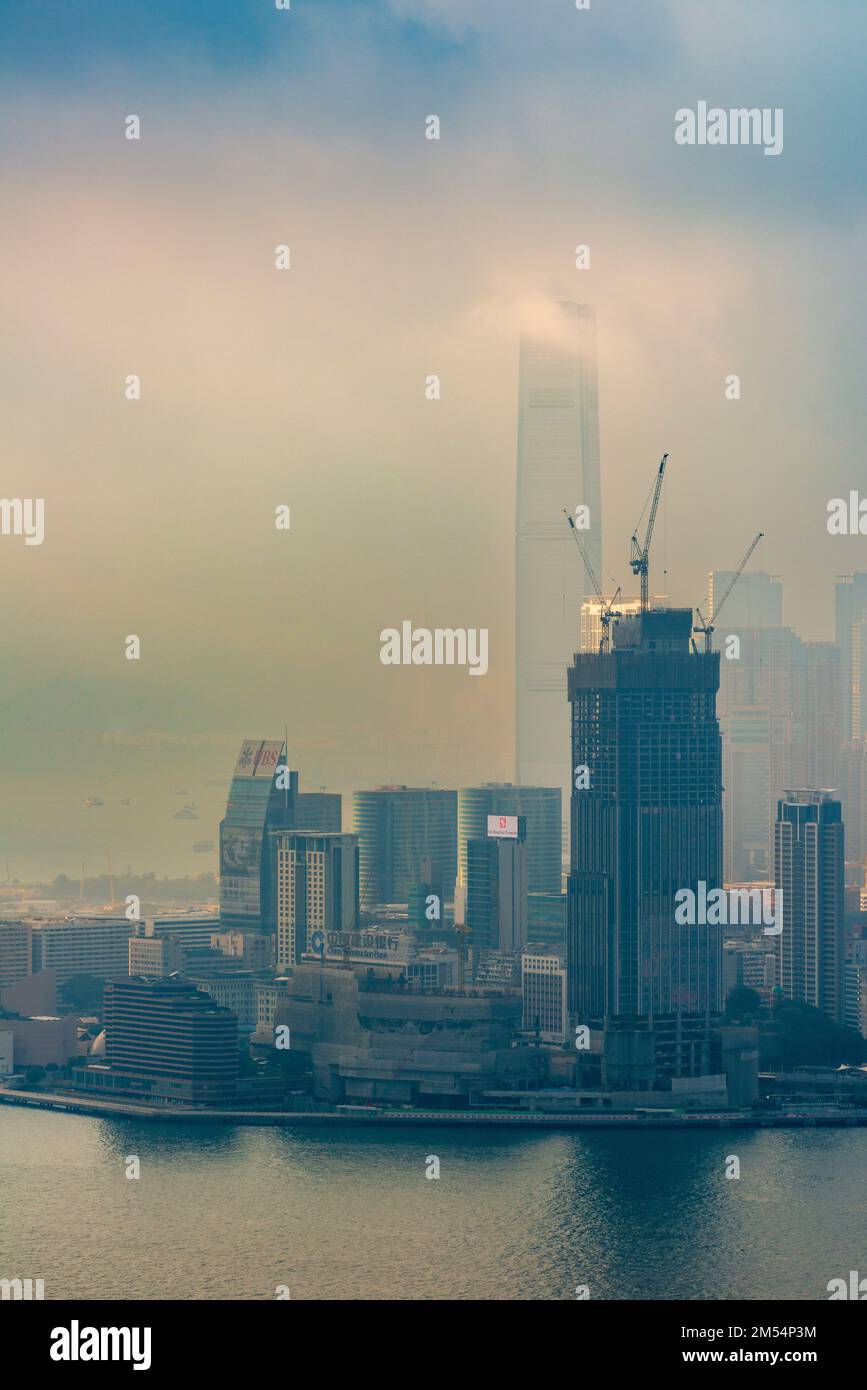 La nebbia marina che precede una tempesta imminente si combina con lo smog per convogliare lo skyline di Kowloon, Hong Kong, 2016 Foto Stock