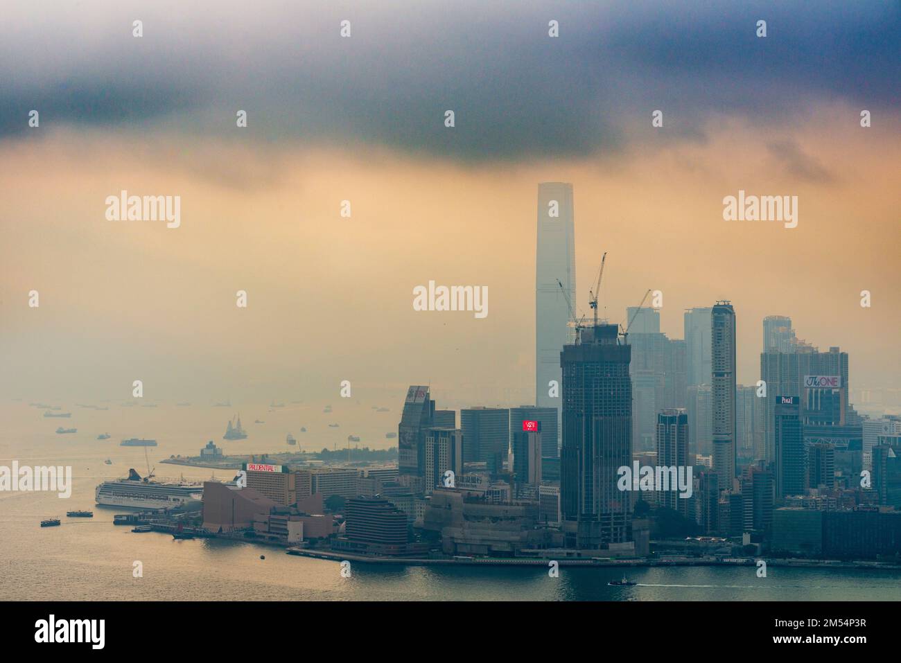 Una tempesta che si avvicina si combina con lo smog per convogliare lo skyline di Kowloon, Hong Kong, 2016 Foto Stock