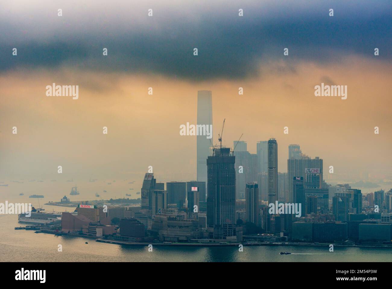 Una tempesta che si avvicina si combina con lo smog per convogliare lo skyline di Kowloon, Hong Kong, 2016 Foto Stock