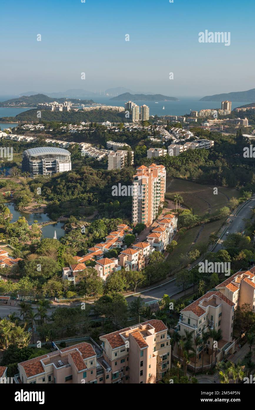 Discovery Bay, Isola di Lantau, Hong Kong, 2018: (f-b) Siena 2, Siena 1, Central Park, Discovery College, Headland Village, Peninsula Village Foto Stock