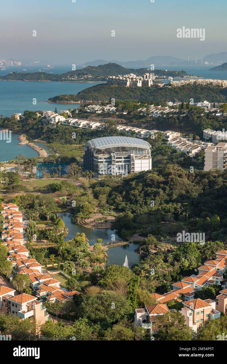 Discovery Bay, Isola di Lantau, Hong Kong, 2018: (f-b) Siena 1, Central Park, Discovery College con il suo tetto a cupola, Headland Village, Peninsula Village Foto Stock
