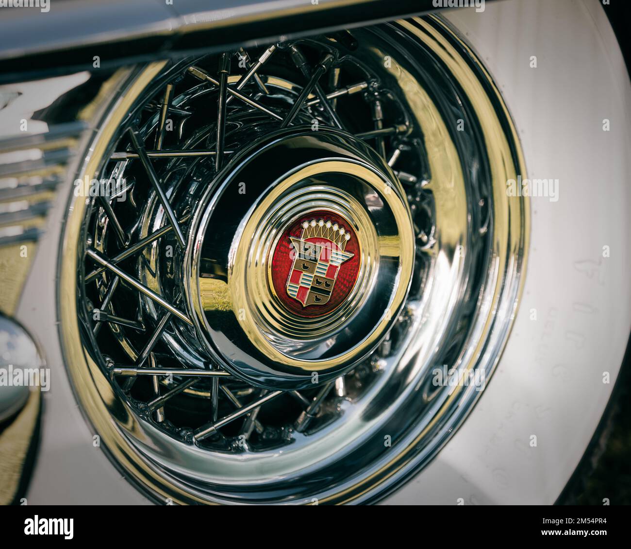 Primo piano di una ruota cromata di una Cadillac con un logo su di essa a Sunne, Svezia Foto Stock