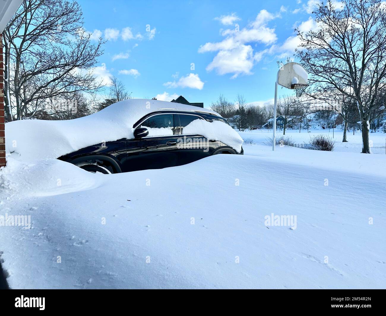 New York, Stati Uniti. 25th Dec, 2022. Un veicolo è parzialmente sepolto dalla neve in Amherst, contea di Erie, stato di New York, Stati Uniti, 25 dicembre, 2022. Una grande tempesta invernale ha preso almeno 23 vite in tutti gli Stati Uniti a partire da sabato sera, secondo NBC News. Il media outlet ha riferito che le morti erano avvenute negli stati di Oklahoma, Kentucky, Missouri, Tennessee, Wisconsin, Kansas, Nebraska, Ohio, New York, Colorado, E Michigan. Credit: Xuehong LYU/Xinhua/Alamy Live News Foto Stock