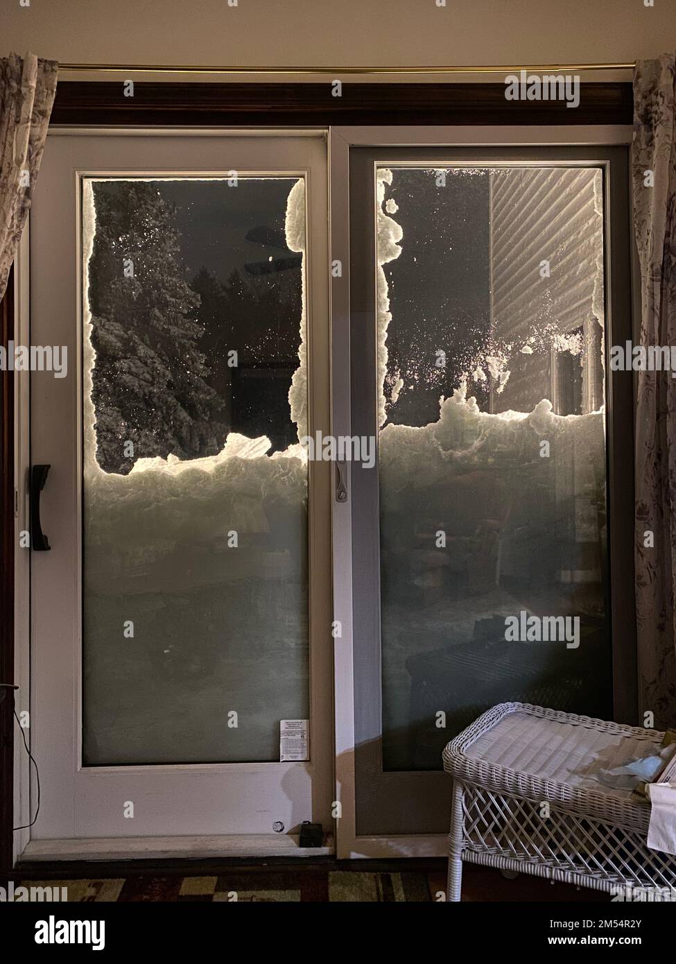 New York, Stati Uniti. 24th Dec, 2022. Una porta al ponte di una casa è sepolta per metà dalla neve in Amherst, contea di Erie, stato di New York, Stati Uniti, 24 dicembre, 2022. Una grande tempesta invernale ha preso almeno 23 vite in tutti gli Stati Uniti a partire da sabato sera, secondo NBC News. Il media outlet ha riferito che le morti erano avvenute negli stati di Oklahoma, Kentucky, Missouri, Tennessee, Wisconsin, Kansas, Nebraska, Ohio, New York, Colorado, E Michigan. Credit: Xuehong LYU/Xinhua/Alamy Live News Foto Stock