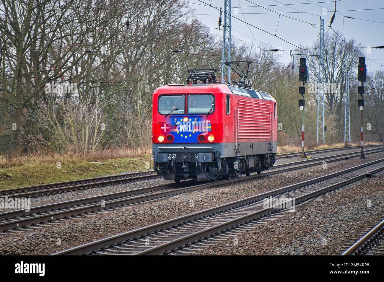 Una locomotiva elettrica di classe 114 di Wedler Franz Logistik (WFL) che corre a vuoto attraverso Saarmund, Germania Foto Stock
