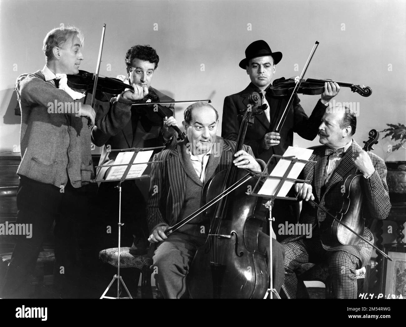 ALEC GUINNESS PETER VENDITORI DANNY VERDE HERBERT LOM e CECIL PARKER gruppo ritratto nel LADYKILLERS 1955 regista ALEXANDER MACKENDRICK storia / sceneggiatura William Rose costume design Anthony Mendleson musica Tristram Cary associato produttore Seth Holt Michael Balcon Productions / Ealing Studios / J. Arthur Rank Organizzazione Foto Stock