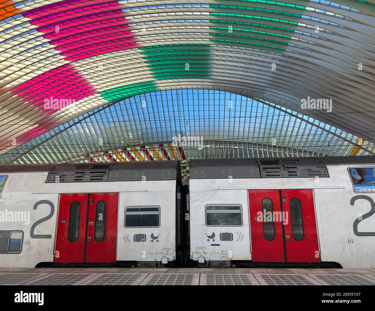 Treno a due piani che si trova alla stazione ferroviaria di Liegi in Belgio Foto Stock