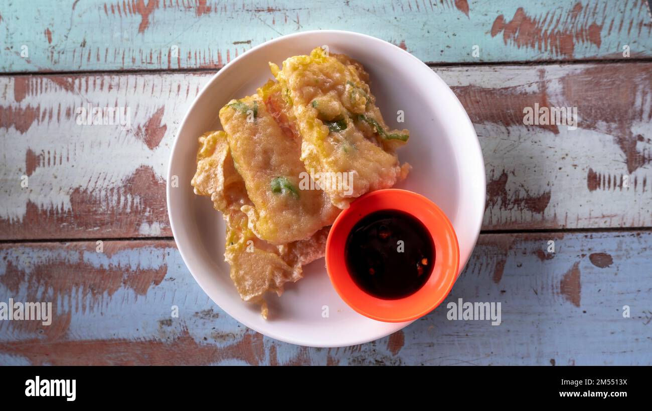 Fotografia del cibo tradizionale indonesiano chiamato mendoan tempe servito su un tavolo di legno vintage Foto Stock