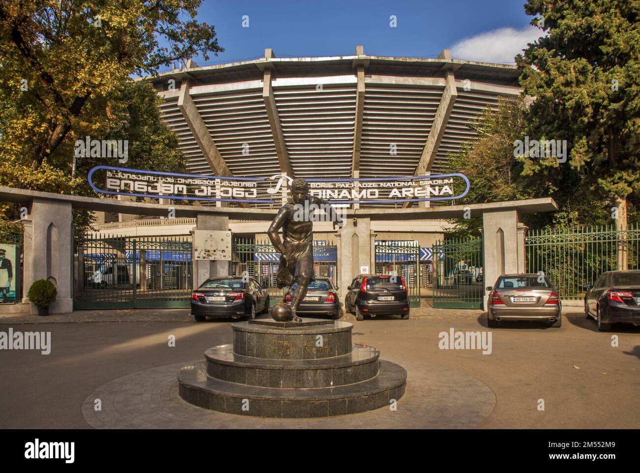 Monumento a Boris Paichadze di fronte all'arena Dinamo di Tbilisi. Georgia Foto Stock
