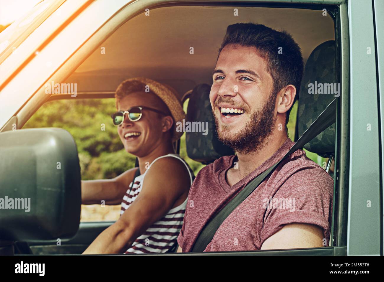 Theyre eccitato per l'avventura che aspetta. due giovani amici che si godono un viaggio in auto insieme. Foto Stock