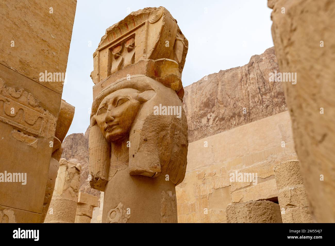 Tempio di Hatshepsut o Djeser-Djeseru di antico Egitto situato in Egyptis superiore situato sotto le scogliere a Deir el-Bahari. Foto Stock