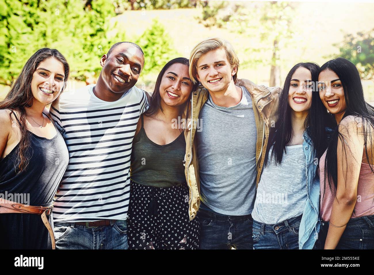 L'amicizia arricchisce la vita. Ritratto di un gruppo di giovani amici felici che si godono una giornata all'aperto. Foto Stock