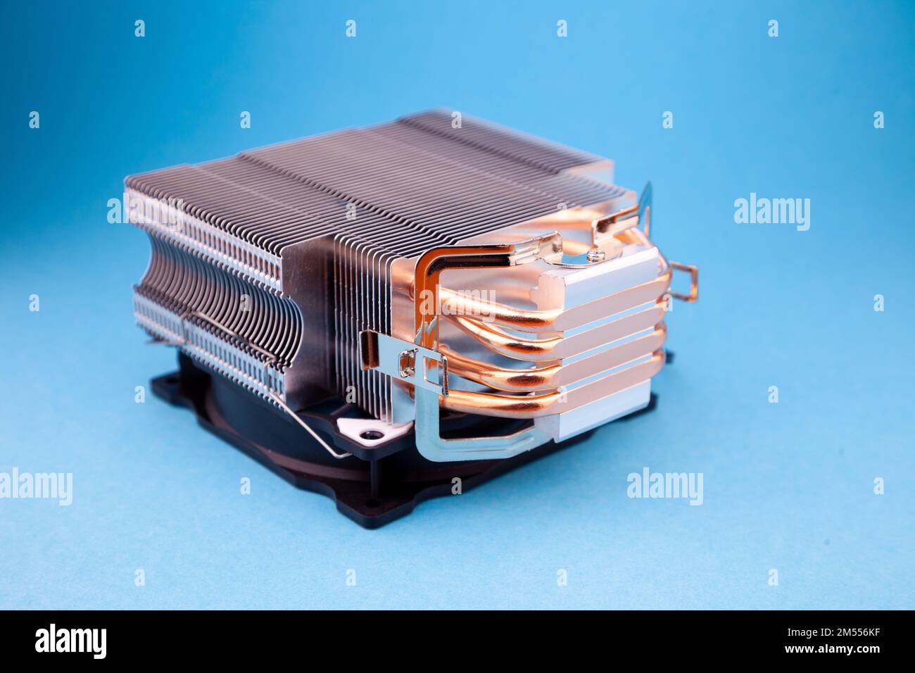 Radiatore del dissipatore di calore del computer su sfondo blu. Dettaglio di un personal computer. Foto Stock