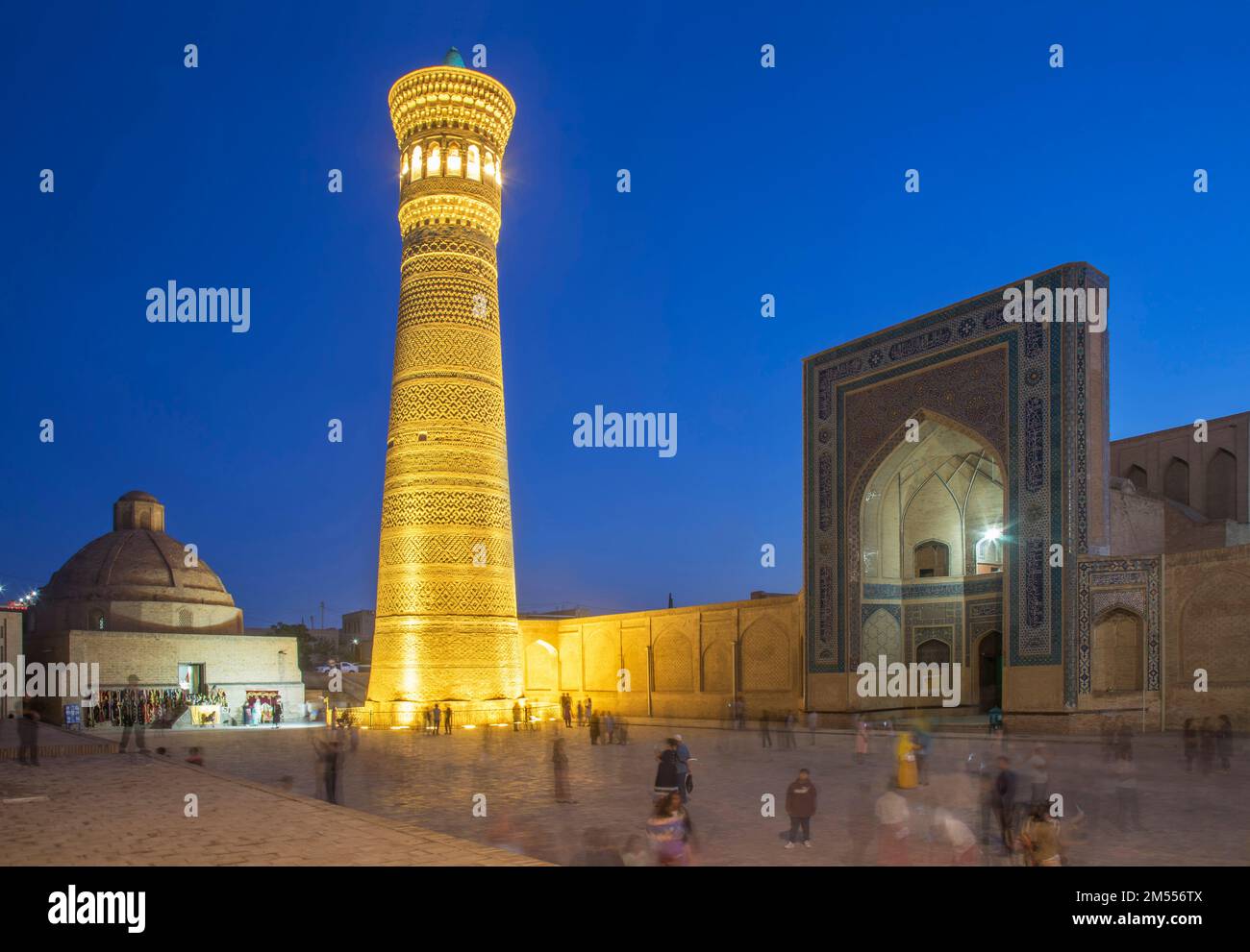 Moschea di Kalan (Masjid-i Kalan) e Minareto di Kalan di po-i-Kalan (poi Kalan) - complesso religioso islamico a Bukhara. Uzbekistan Foto Stock