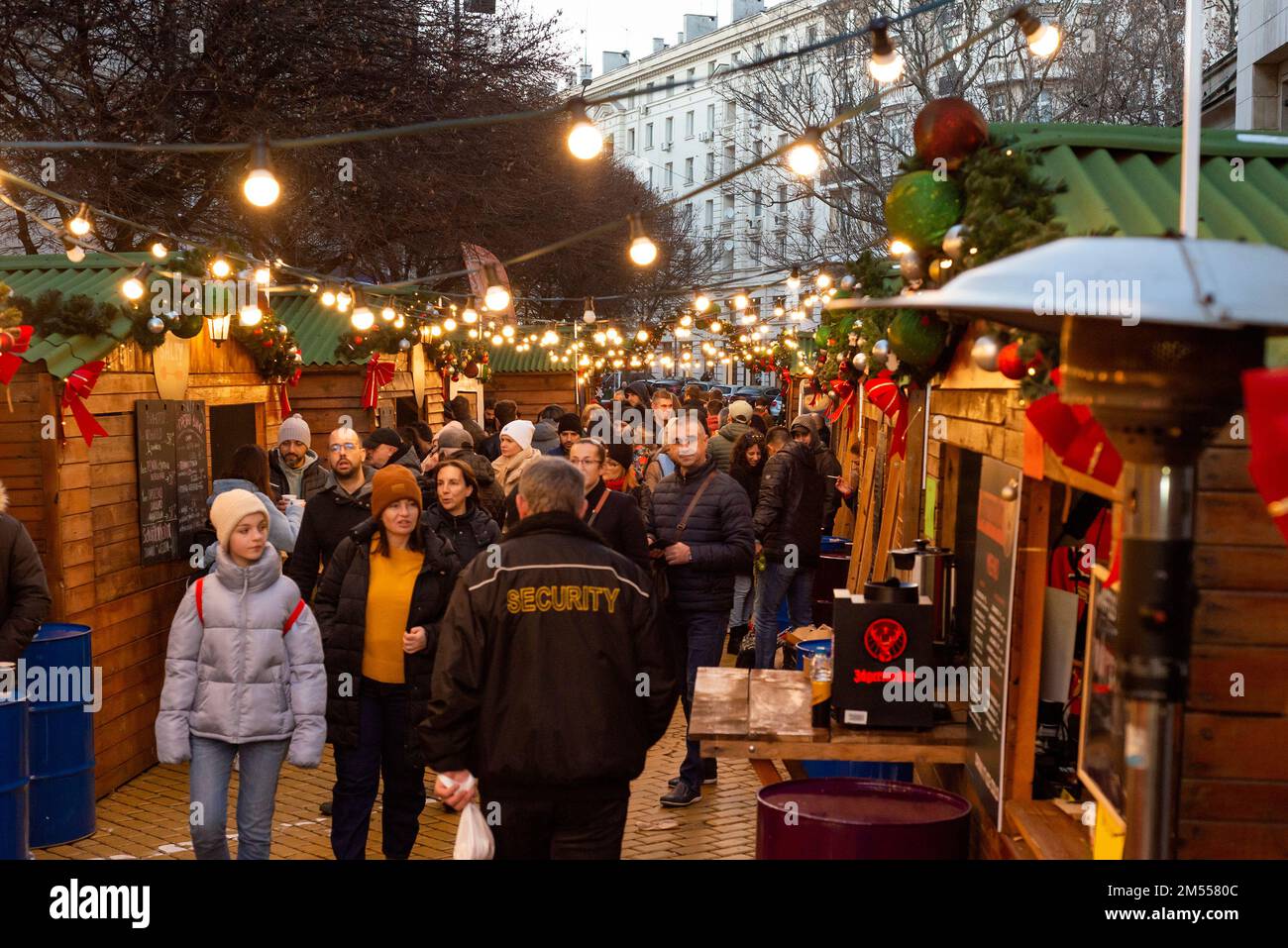 Shopping al mercatino di Natale di Sofia, Bulgaria, Europa orientale.  Balcani, UE Foto stock - Alamy