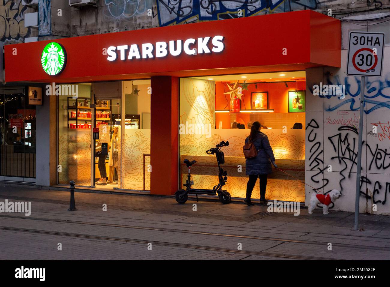 Starbucks Cafe esterno al crepuscolo a Sofia, Bulgaria, Europa dell'Est, Balcani, UE Foto Stock