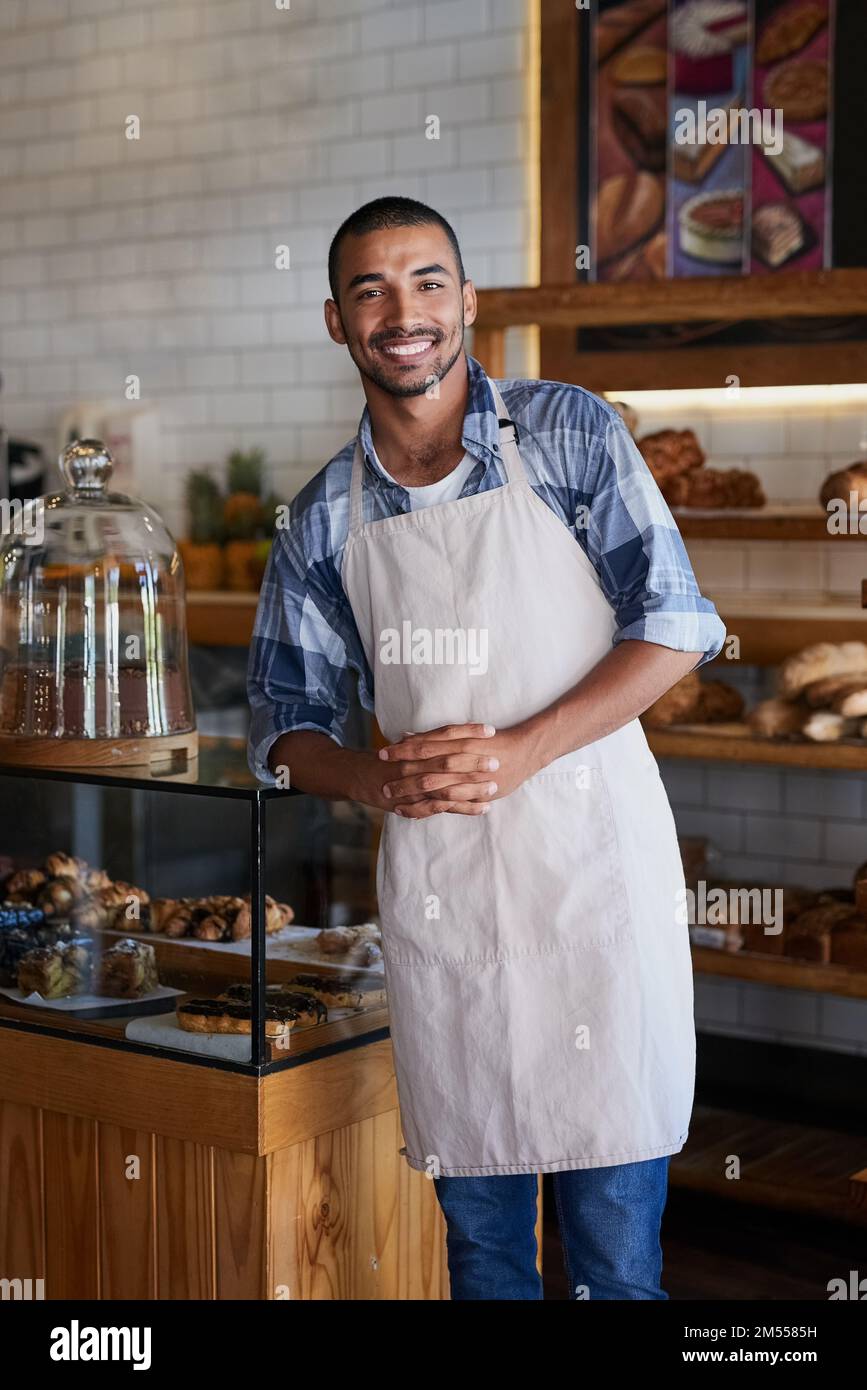 È un grande vantaggio quando si supportano le aziende locali. Ritratto di un giovane imprenditore in piedi nella sua panetteria. Foto Stock